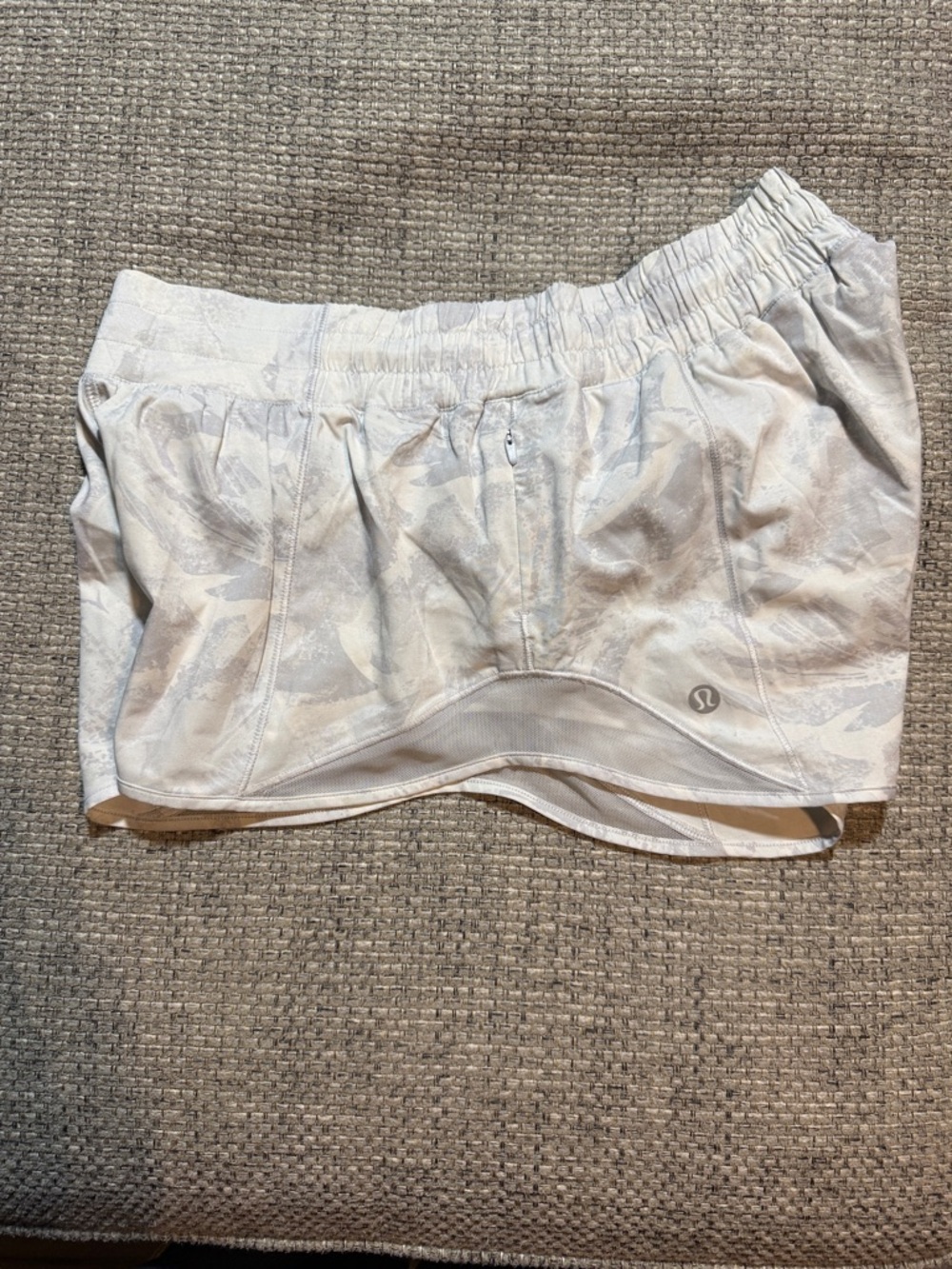 Lululemon Hotty Hot Short Jasmine White Multi 2.5 Size 8 - Picture 4 of 5